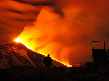 Раскаленная до 900 градусов лава сжигает дома на Гавайях
