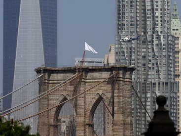 В США неизвестные подменили флаги США на Бруклинском мосту