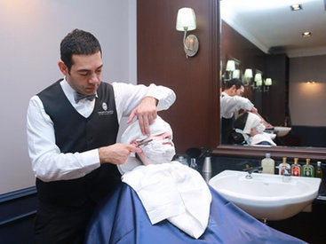 В Flame Towers Баку открылась первая в мире мужская парикмахерская класса люкс - Truefitt & Hill - ФОТО