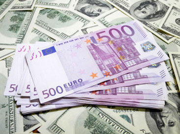 В Азербайджане подорожали доллар и евро