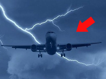 Молния продырявила пассажирский самолет прямо в воздухе - ОБНОВЛЕНО - ФОТО - ВИДЕО