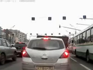 Автомобиль делает "зарядку" на светофоре - ВИДЕО