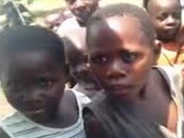 Детишки из Конго первый раз увидели белого человека - ВИДЕО