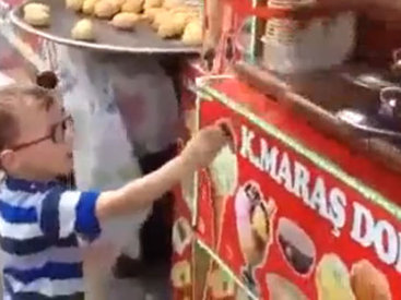 Турецкий мороженщик-виртуоз довел мальчика до истерики - ВИДЕО