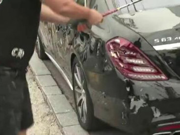 210 minlik "Mercedes-AMG" zay çıxdı, əzib yola atdı - VİDEO