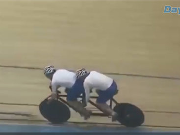У спортсменов лопнуло колесо - ВИДЕО
