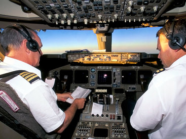 Авиарейс отменили из-за пьяных пилотов и стюардесс - ВИДЕО