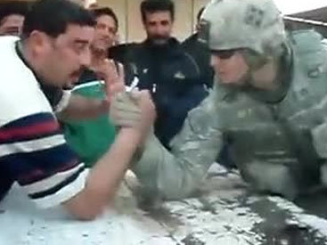 Солдат армии США демонстрирует своему "другу" из Афганистана свою силу - ВИДЕО