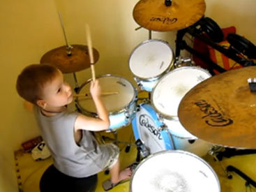 5-летний мальчик играет на барабане - ВИДЕО
