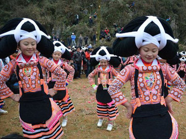 Китаянки носят головные уборы из волос умерших предков - ФОТО