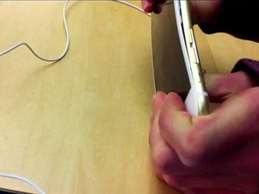 Подростки погнули с десяток iPhone 6 прямо в App Store - ФОТО - ВИДЕО