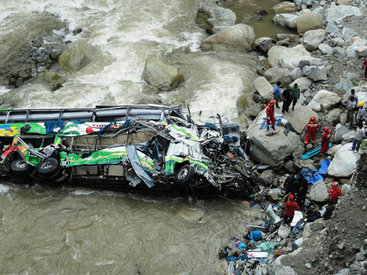 Автобус вылетел с трассы в пруд: 11 погибших