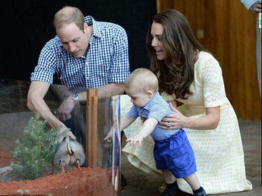 Маленький принц Джордж впервые побывал в зоопарке - ФОТО
