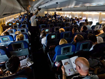 Паника в пассажирском самолете: пилот совершил экстренную посадку - ВИДЕО