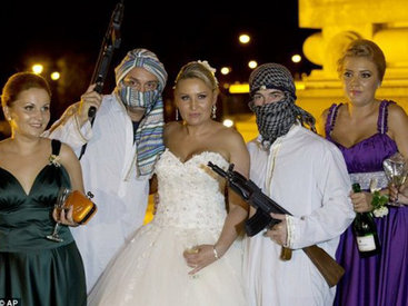 Сумасшедшие свадебные традиции разных стран мира - ФОТОСЕССИЯ