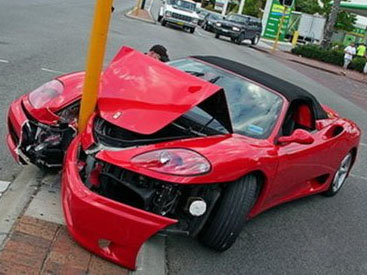 Ferrari на высокой скорости врезался в бордюр - ВИДЕО