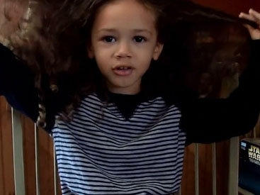 3-летний американец решил пожертвовать свои волосы лысым