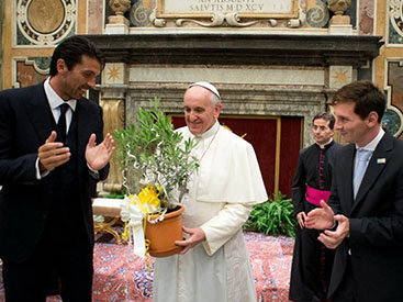 Месси и Буффон встретились с Папой Римским - ФОТО