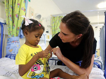 Виктория Бекхэм навестила больных детей в Южной Африке - ФОТО
