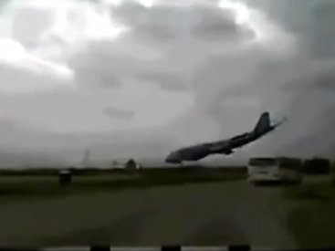 Авторегистратор запечатлел крушение самолета Boeing под Кабулом - ВИДЕО