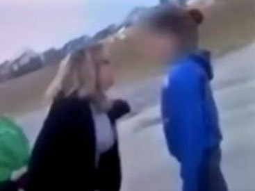 Женщина заставила собственную дочь сойтись в рукопашной - ВИДЕО