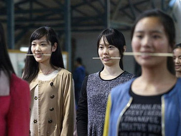 Вот как учат улыбаться китайских работников - ФОТО