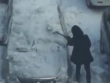 Девушка чистит автомобиль лопатой - ВИДЕО