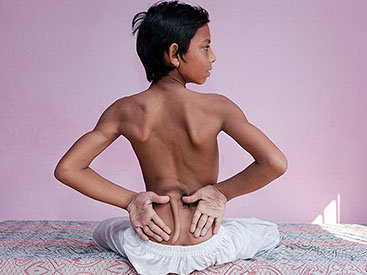 В Индии люди поклоняются мальчику с хвостом - ФОТО