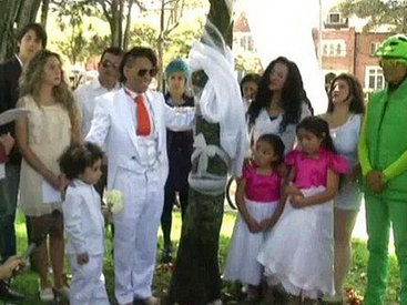Мужчина во второй раз сыграл свадьбу с деревом - ФОТО