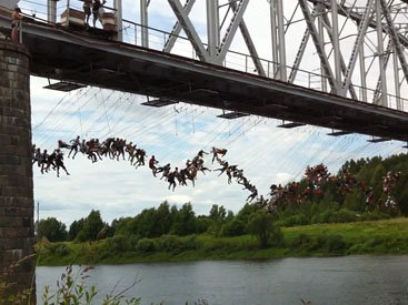 В России 135 человек одновременно прыгнули с моста - ВИДЕО
