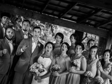 Падая, фотограф успел сделать потрясающий свадебный снимок - ФОТО