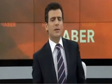 Ведущий турецкого телеканала упал в обморок в прямом эфире - ВИДЕО