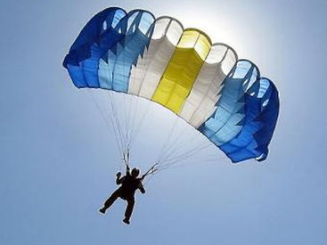 В Воронеже парашютист приземлился на школьниц