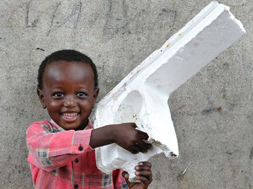 Во что играют дети в африканских трущобах - ФОТОСЕССИЯ