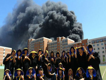 Китайские студенты отметили окончание университета в клубах дыма – ФОТО