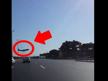 Самолет в небе над Баку напугал водителя - ВИДЕО