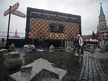 С Красной площади убрали чемодан Louis Vuitton