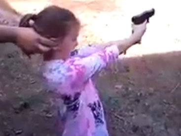 Маленькая девочка стреляет из пистолета - ВИДЕО