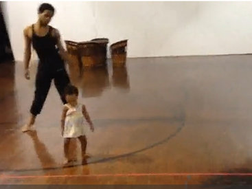 Урок хореографии от 2-летней малышки - ВИДЕО