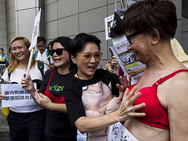 Сотни китайцев вышли на улицы в лифчиках
