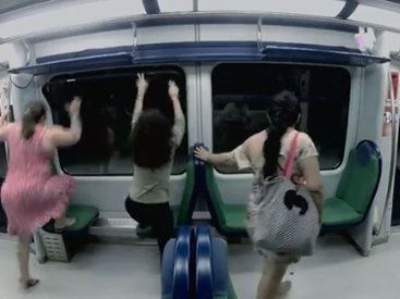 Девушки в метро пережили шок - ВИДЕО