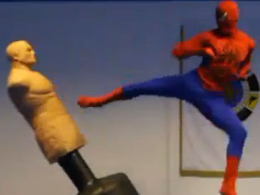 Человек-паук выполняет невероятные трюки - ВИДЕО