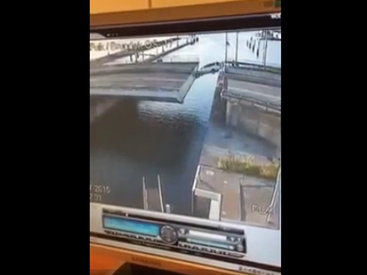Ужасающие кадры: автомобиль упал с моста - ВИДЕО