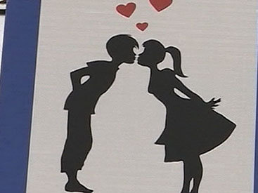 В украинском городе установили дорожные знаки для влюбленных - ФОТО