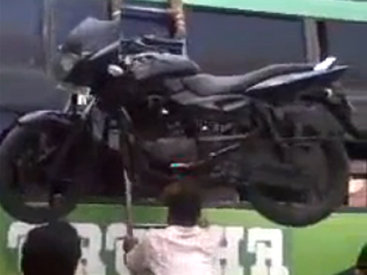 Как в Индии весело грузят мотоцикл на автобус - ВИДЕО
