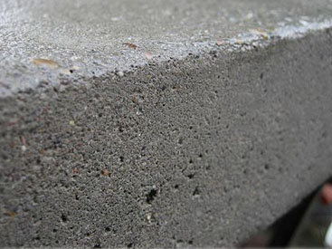 Трещины в бетоне "заделают" бактерии