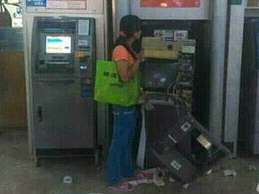 Китаянка шокировала посетителей ТЦ, разорвав на куски банкомат - ФОТО