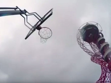 Невероятный бросок баскетболистов с 80-метровой высоты - ВИДЕО