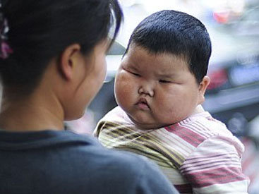Дикий аппетит: мать с трудом удерживает в руках 18-месячную дочь - ФОТО