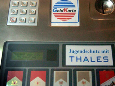 Немецкие "зеленые" предложили запретить сигаретные автоматы